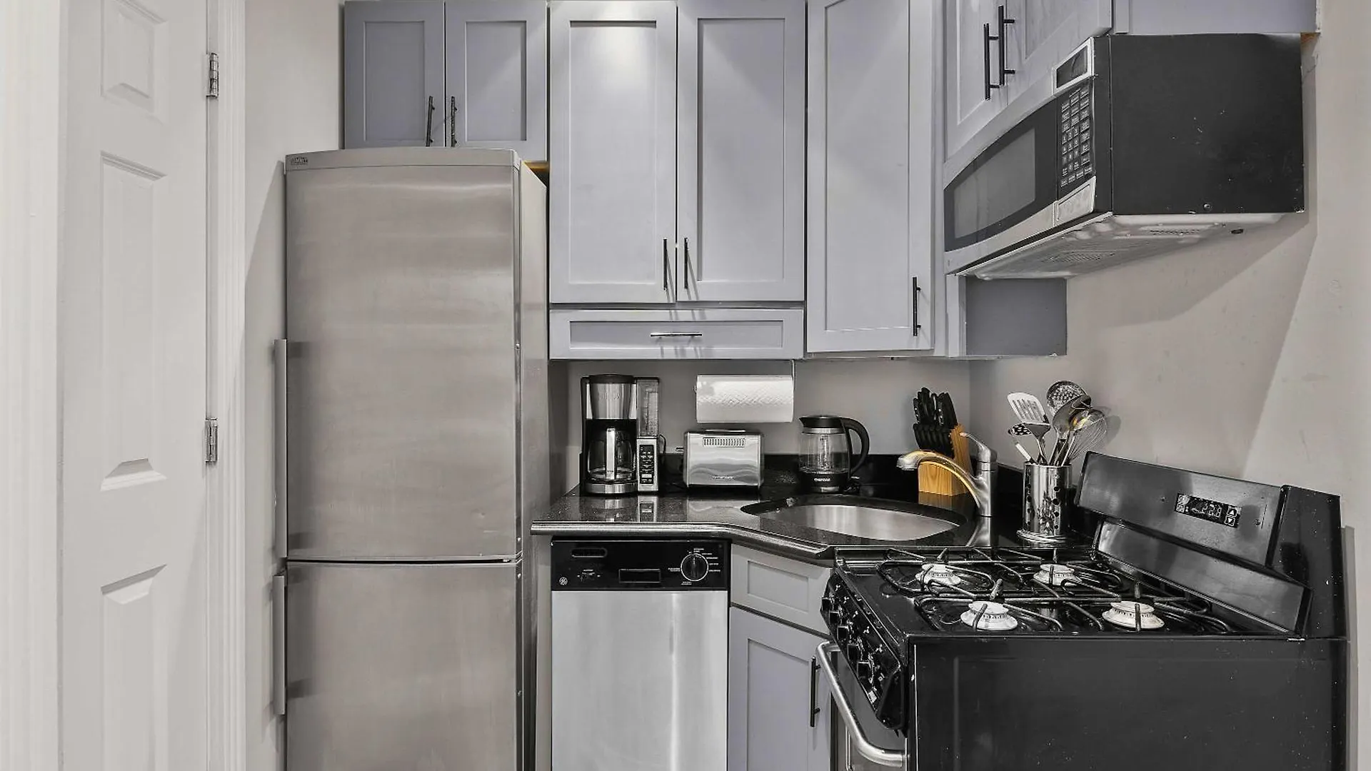 Sleek Manhattan Pad In Prime Location New York USA